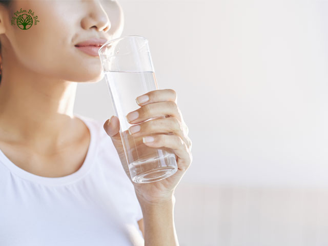 Mẹ bầu uống quá nhiều nước hoặc khát nước liên tục cũng tiềm ẩn nhiều nguy cơ bệnh lý