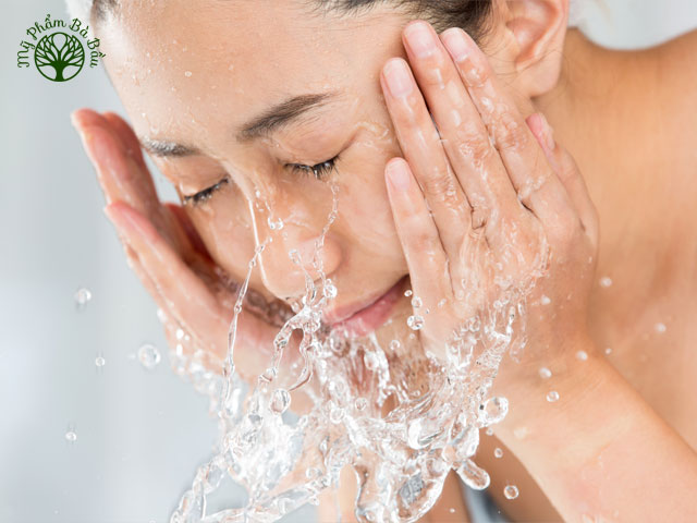 Rửa mặt là bước quan trọng trong quy trình làm sạch da