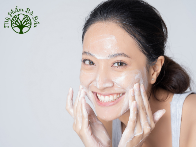 Rửa mặt làm sạch da cũng hạn chế sinh mụn trong thai kỳ