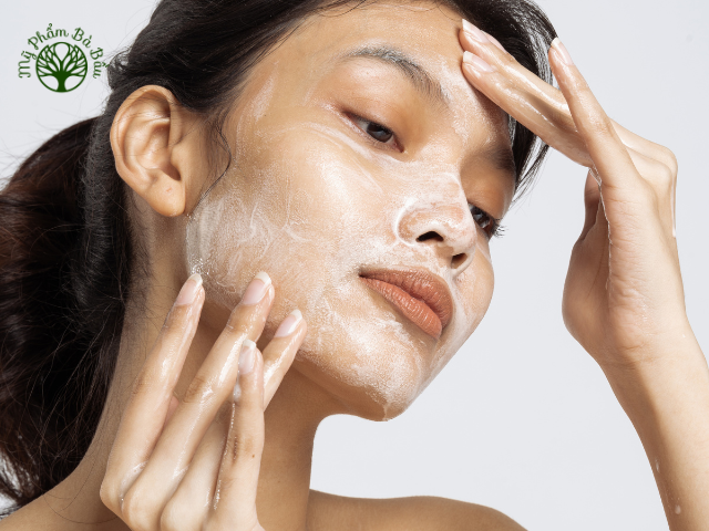 Bước rửa mặt mỗi buổi sáng sẽ giúp đánh bay chất nhờn tích tụ, bụi bẩn và vi khuẩn