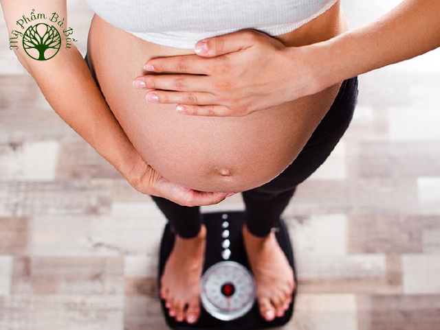 Tăng cân đột ngột ở các tháng cuối thai kỳ là dấu hiệu bất thường cần được thăm khám