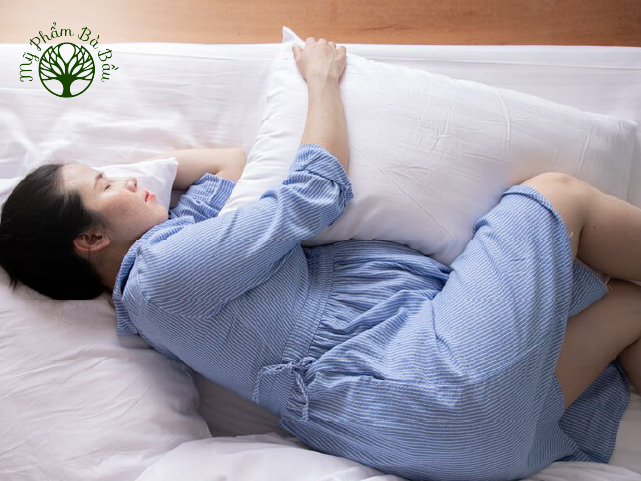 Duy trì tư thế nằm ngủ đúng chuẩn giúp mẹ bầu có thai kỳ khỏe mạnh, không gây ảnh hưởng đến thai nhi