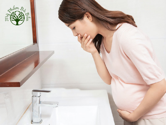 Buồn nôn hay nôn ói là biểu hiện thường gặp khi mẹ bầu bị ốm nghén