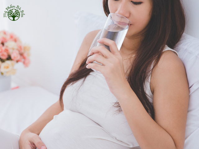 Mẹ bầu nên uống nhiều nước vào mùa đông để tốt cho sức khỏe và làn da