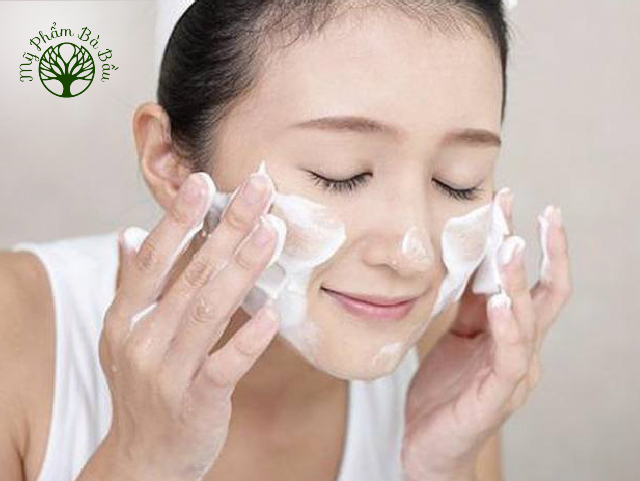 Làm sạch da là yếu tố giúp mẹ bầu duy trì và cải thiện làn da trong các tháng thai kỳ