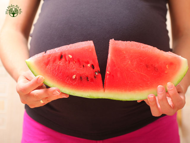 Mẹ bầu ăn dưa hấu trước và sau khi sinh đều giúp bổ máu, tăng cường sinh lực