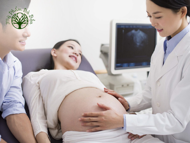 Mẹ bầu nên tuân thủ hướng dẫn và chỉ định của bác sĩ khi thai nhi bị dây rốn quấn cổ