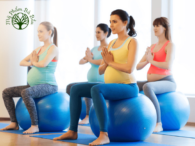 Mẹ bầu mới bắt đầu tập yoga cần có sự hướng dẫn và theo dõi của huấn luyện viên chuyên nghiệp