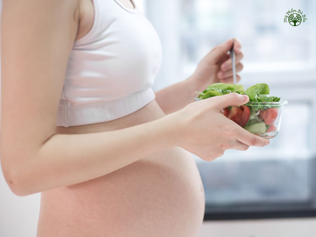 Mẹ bầu cần cung cấp hầu như tất cả các chất dinh dưỡng để giúp trẻ phát triển