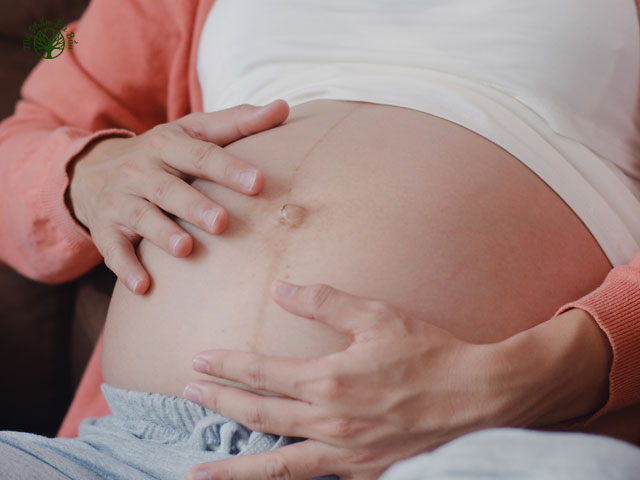 Nên xoa bụng nhẹ nhàng, tuyệt đối không ấn, bóp bụng - đặc biệt là những tháng cuối của thai kỳ