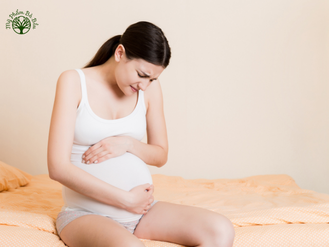 Mẹ thay đổi về sinh lý khi mang thai cũng là nguyên nhân khiến mẹ đau bụng khó chịu