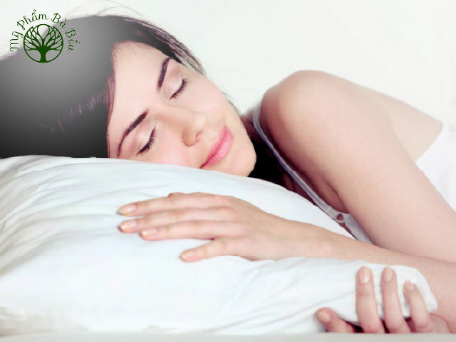 Ngủ đủ giấc là một trong những cách chăm sóc da hiệu quả cho mẹ bầu