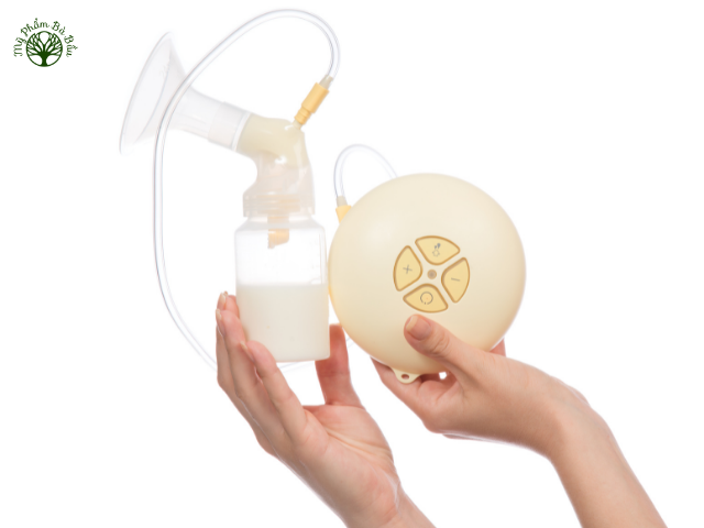 Sử dụng máy hút sữa là phương pháp hiện đại giúp kích thích bầu ngực mẹ tiết sữa nhiều hơn