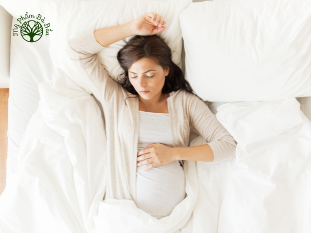 Mẹ bầu 7 tháng tránh tư thế nằm ngửa để giấc ngủ ngon và sức khỏe tốt nhất