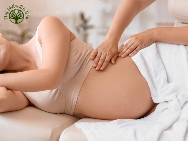 Massage vùng bụng nhẹ nhàng bằng dầu dưỡng giúp hạn chế sự hình thành của rạn da