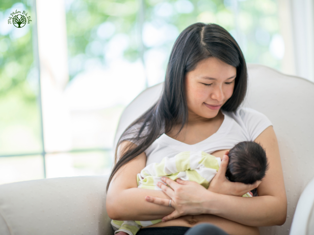 Sau sinh, mẹ nên cho bé bú thường xuyên và đều đặn là cách phòng ngừa tắc tia sữa