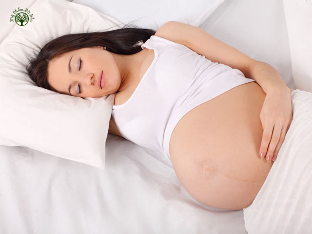 Việc nằm nghiêng về bên trái sẽ đem lại nhiều lợi ích sức khỏe cho mẹ bầu