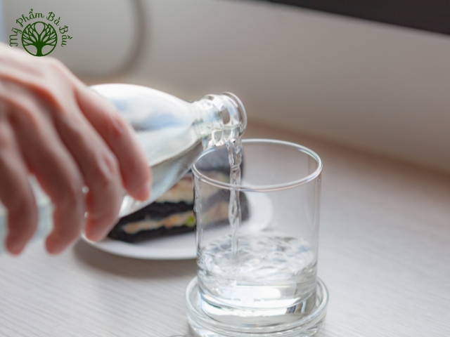 Uống nhiều nước mỗi ngày giúp hỗ trợ quá trình bài tiết sữa hàng ngày cho mẹ sau sinh