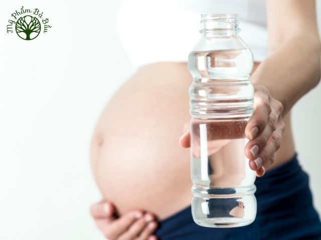 Không nhịn tiểu và uống đủ nước mỗi ngày giúp mẹ bầu giảm nguy cơ mắc bệnh lý đường tiết niệu