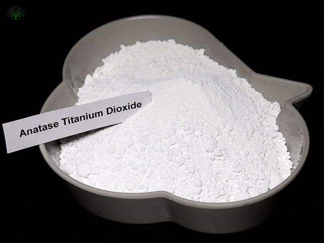 Titanium dioxide là chất bột mịn màu trắng, không mùi, không tan trong nước